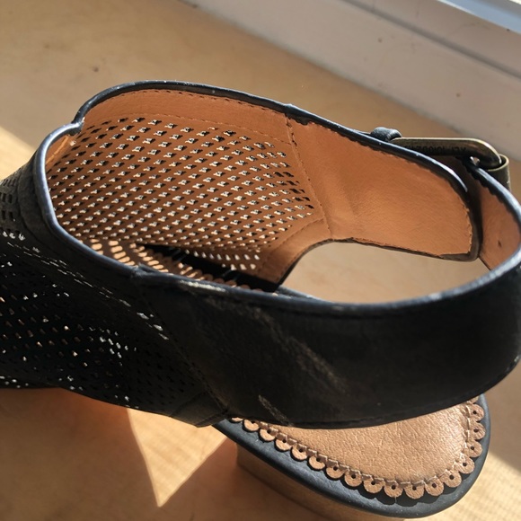 RESTRICTED … black sandals - Picture 6 of 16